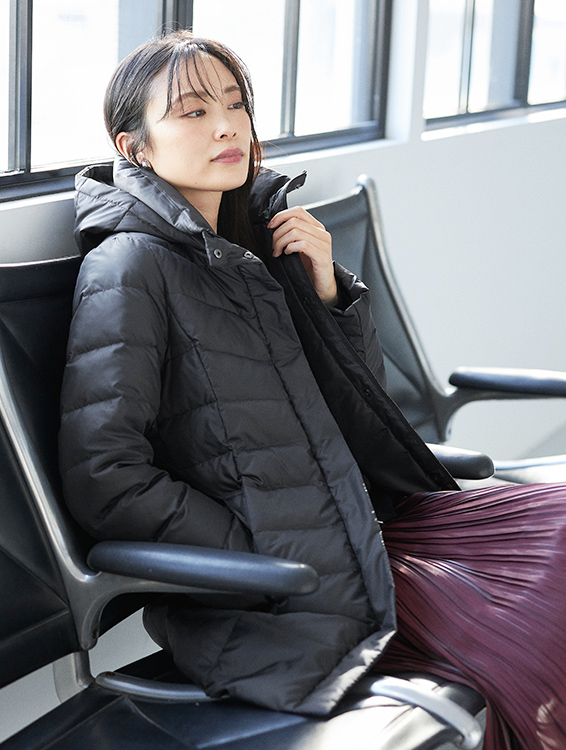 ロングダウンコート（ブラック）を着用した女性の写真3