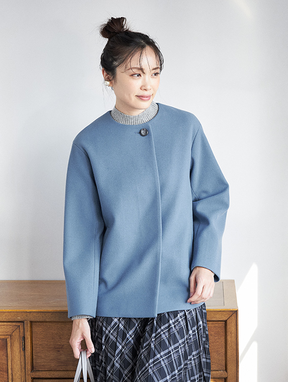 ショートコート（ブルー）を着用した女性の写真2