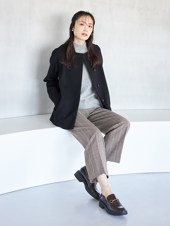 ショートコート（ブラック）を着用した女性の写真1