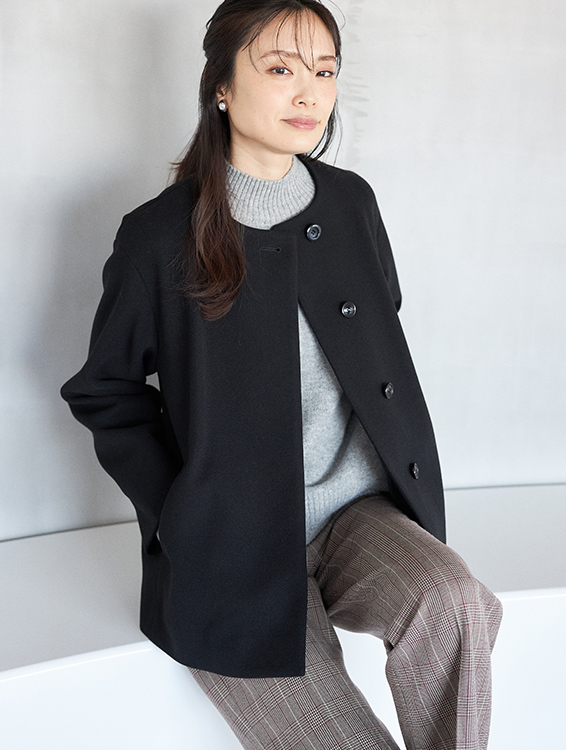ショートコート（ブラック）を着用した女性の写真2