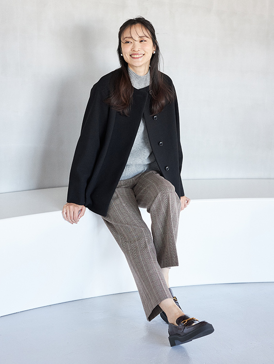 ショートコート（ブラック）を着用した女性の写真3