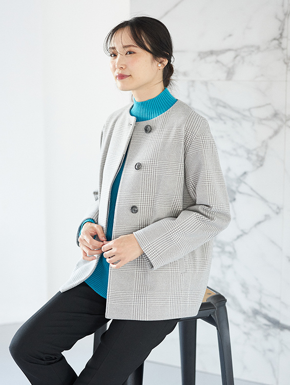 ショートコート（チェック）を着用した女性の写真3