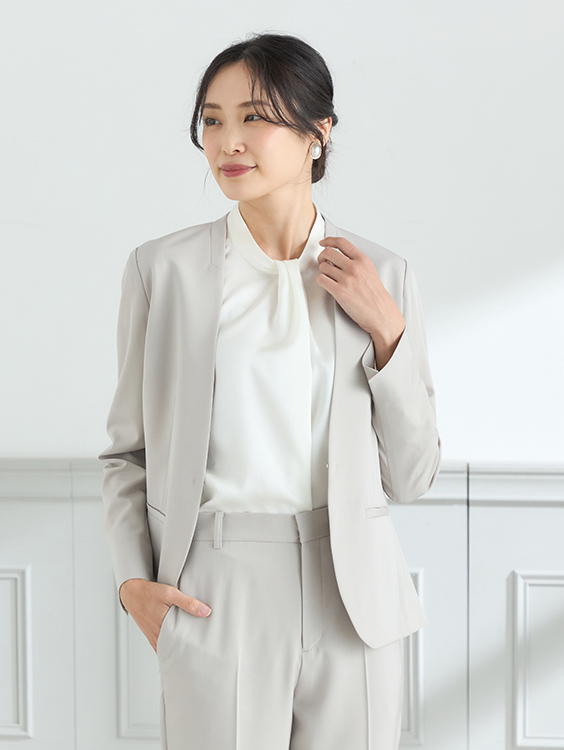 NOIE(R)ノイエノーカラージャケット（ライトグレー）を着用した女性の写真2