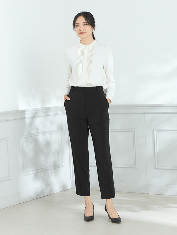 【セットアップ対応】NOIE(R)ノイエテーパードパンツ（ブラック）を着用した女性の写真1