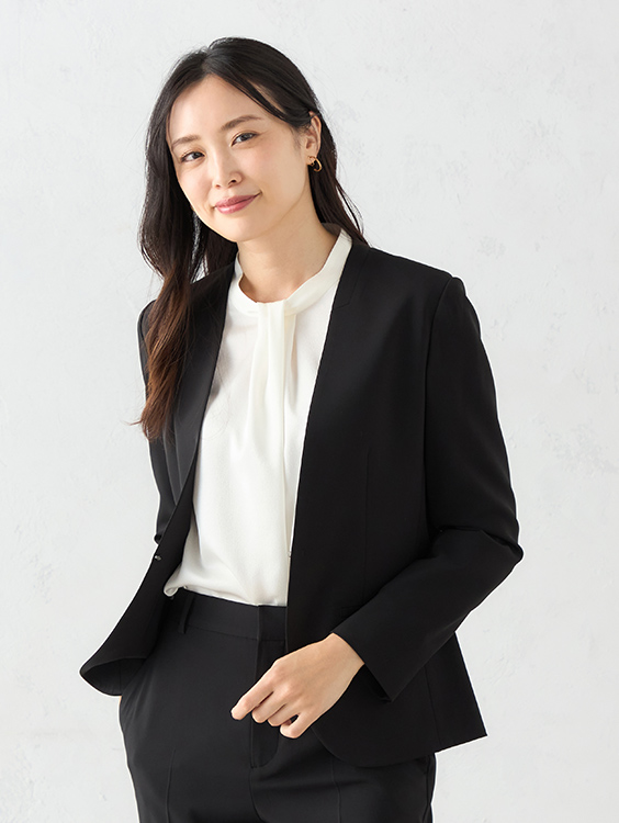 NOIE(R)ノイエノーカラージャケット（ブラック）を着用した女性の写真2