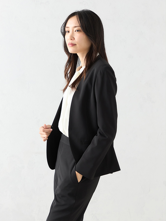 NOIE(R)ノイエノーカラージャケット（ブラック）を着用した女性の写真3