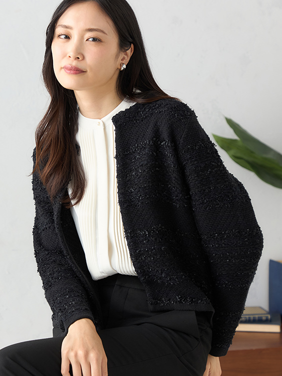 ミックスツイードカーディガン（ブラック）を着用した女性の写真2