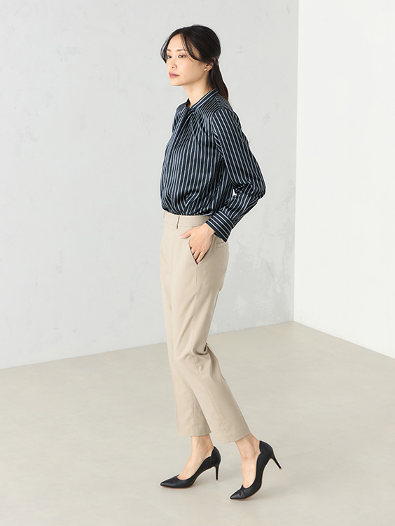 ストレッチテーパードパンツ（ベージュ）を着用した女性の写真3