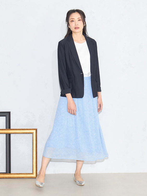 ラミージャージージャケット（ネイビー）を着用した女性の写真3