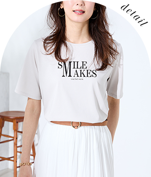 ロゴプリントラウンドヘムTシャツ（ライトグレー）の着用イメージ