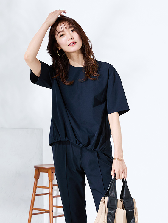 【セットアップ対応】ラッシュガードブラウス（ネイビー）を着用した女性の写真2