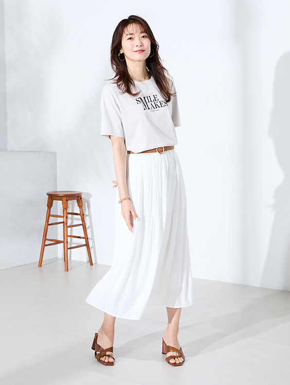 ロゴプリントラウンドヘムTシャツ（ライトグレー）を着用した女性の写真1