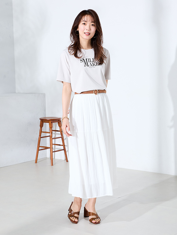ロゴプリントラウンドヘムTシャツ（ライトグレー）を着用した女性の写真3