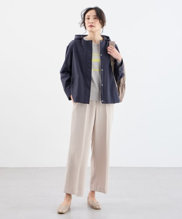 ワイドパンツを着用した女性