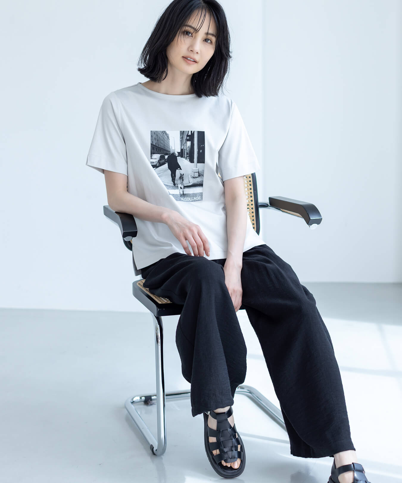 【アルコラージュ】ボートネックフォトＴシャツ【接触冷感・UVカット】,リラックスワイドパンツ【接触冷感・ウエストゴム】を着用した女性の画像01