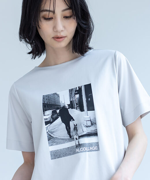 【アルコラージュ】ボートネックフォトＴシャツ【接触冷感・UVカット】を着用した女性の画像01