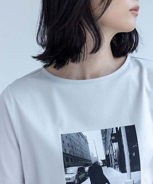 【アルコラージュ】ボートネックフォトＴシャツ【接触冷感・UVカット】を着用した女性の画像02