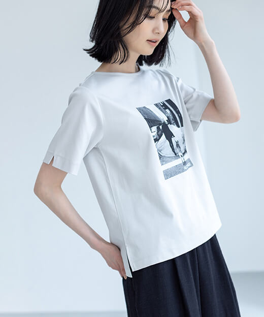 【アルコラージュ】ボートネックフォトＴシャツ【接触冷感・UVカット】を着用した女性の画像03