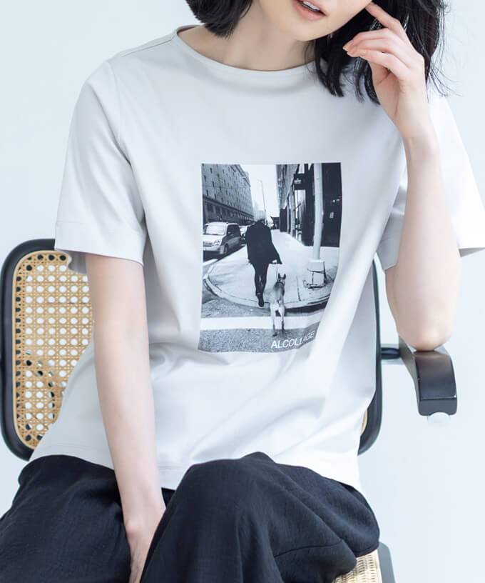 【アルコラージュ】ボートネックフォトＴシャツ【接触冷感・UVカット】,リラックスワイドパンツ【接触冷感・ウエストゴム】を着用した女性の画像02