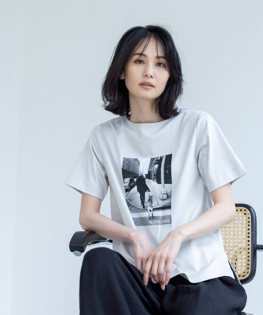 【アルコラージュ】ボートネックフォトＴシャツ【接触冷感・UVカット】,リラックスワイドパンツ【接触冷感・ウエストゴム】を着用した女性の画像03
