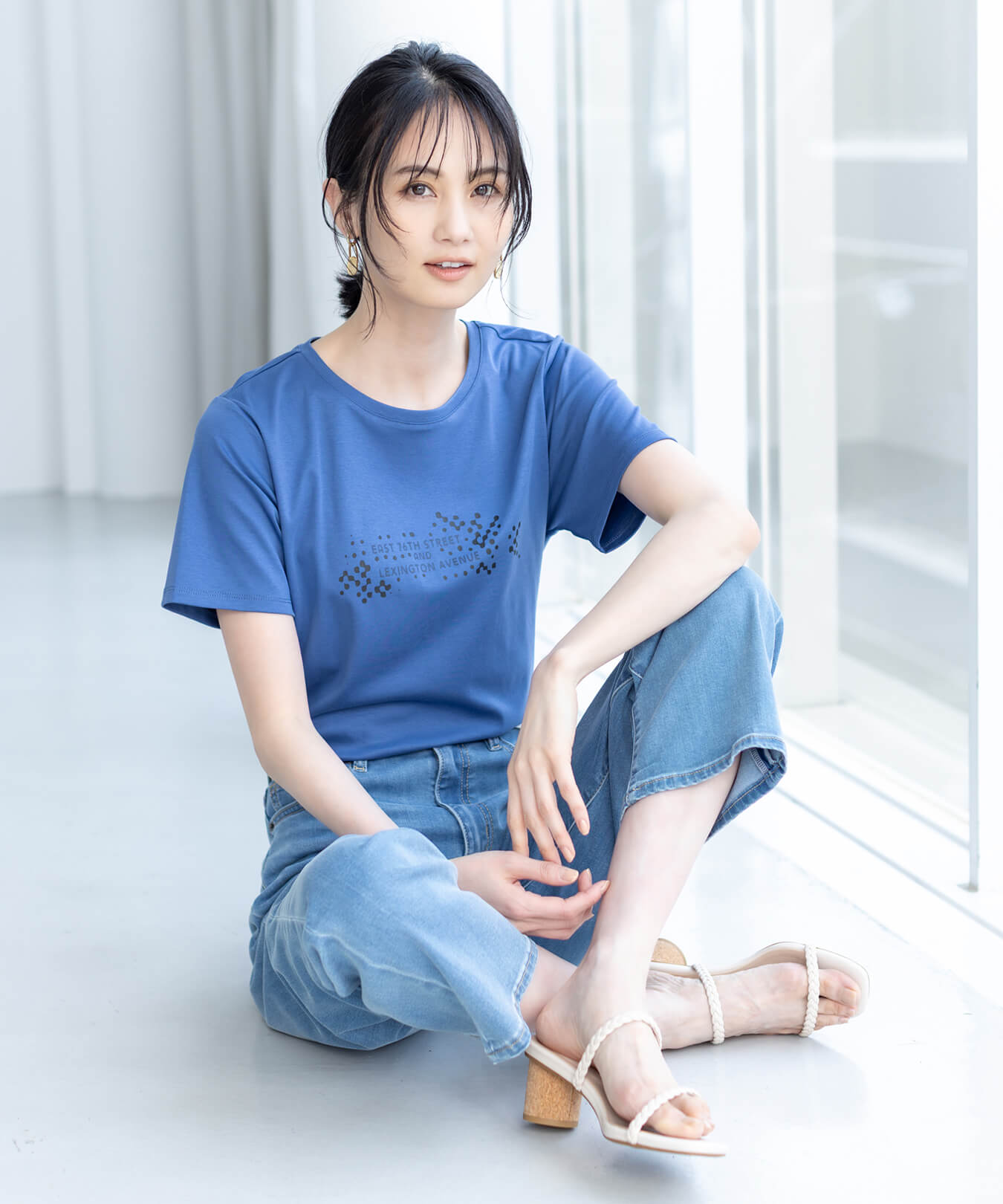 【アルコラージュ】ロゴプリントＴシャツ【接触冷感・UVカット】,ストレッチデニムパンツを着用した女性の画像01