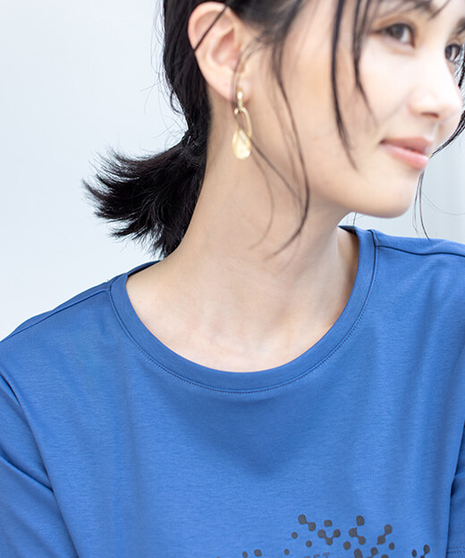 【アルコラージュ】ロゴプリントＴシャツ【接触冷感・UVカット】を着用した女性の画像01