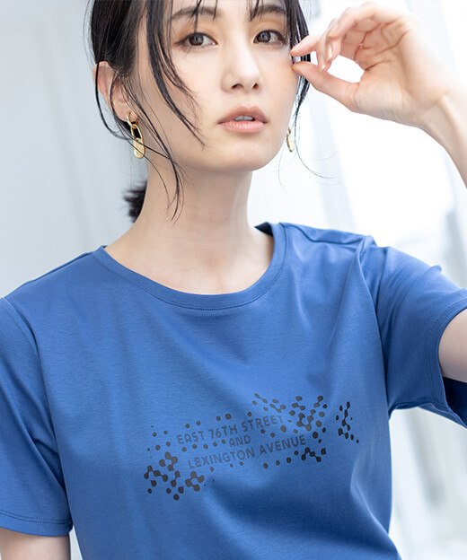 【アルコラージュ】ロゴプリントＴシャツ【接触冷感・UVカット】を着用した女性の画像02