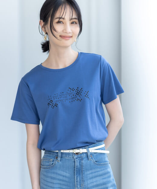 【アルコラージュ】ロゴプリントＴシャツ【接触冷感・UVカット】を着用した女性の画像03
