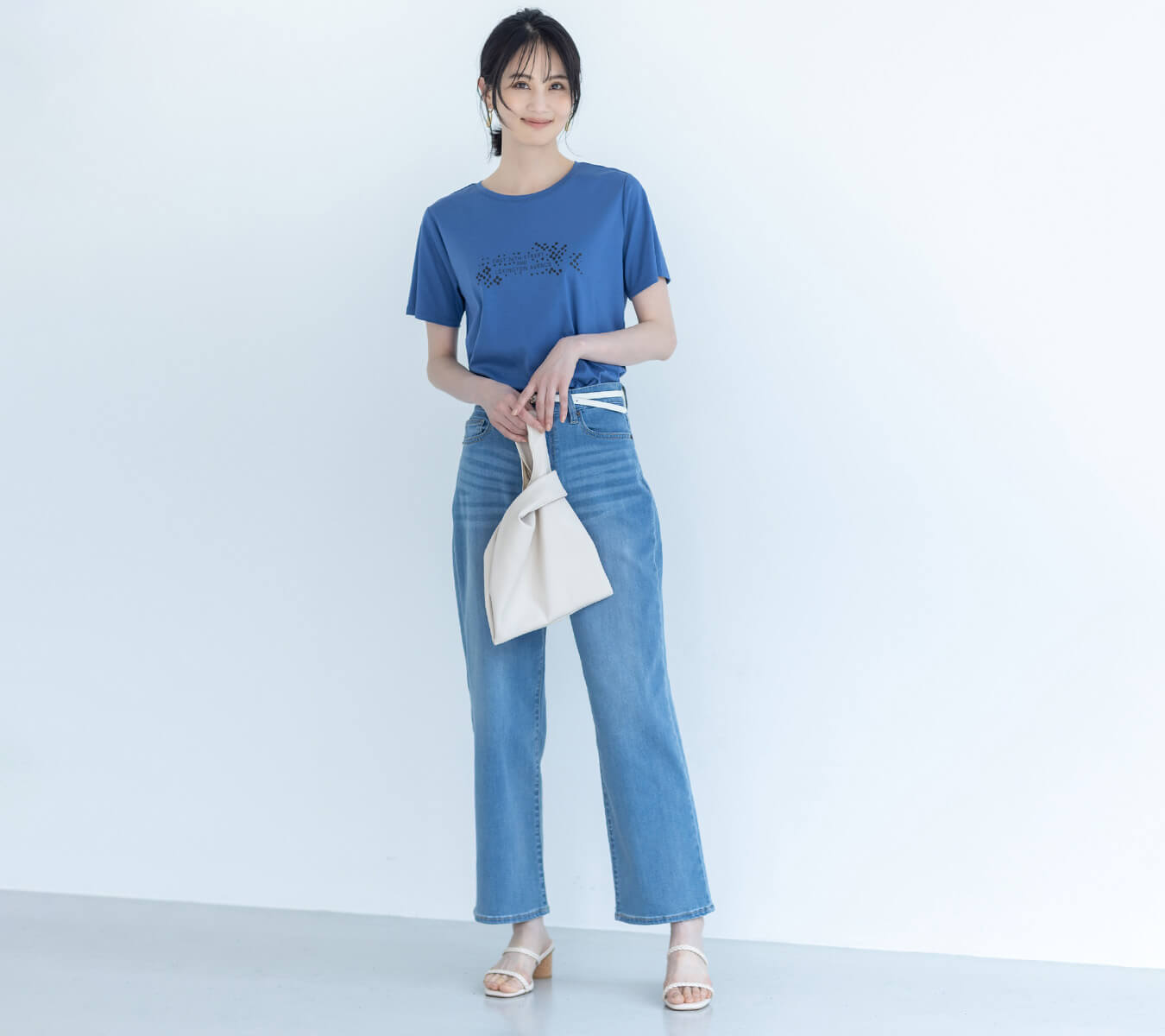 【アルコラージュ】ロゴプリントＴシャツ【接触冷感・UVカット】,ストレッチデニムパンツを着用した女性の画像01