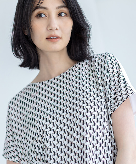プリントドルマンプルオーバー【接触冷感・UVカット】を着用した女性の画像02