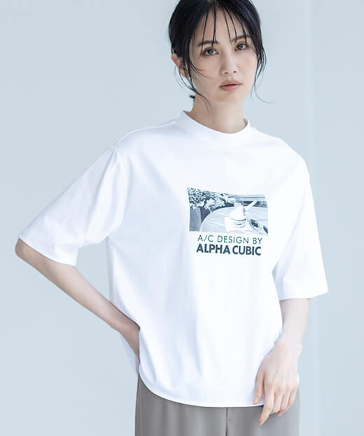 【アルコラージュ】モックネックフォトＴシャツ【接触冷感・UVカット】を着用した女性の画像01