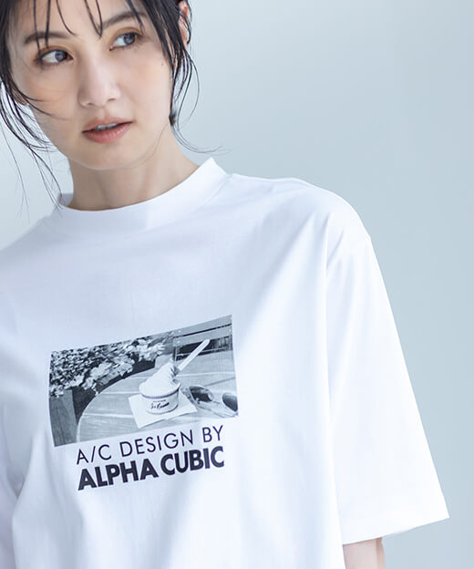 【アルコラージュ】モックネックフォトＴシャツ【接触冷感・UVカット】を着用した女性の画像02