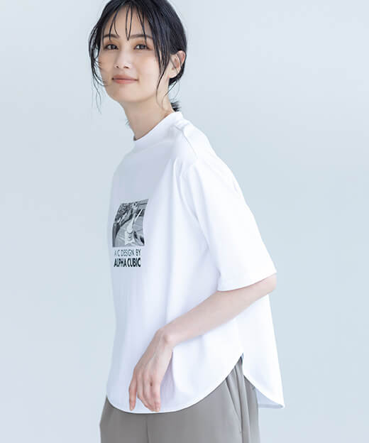 【アルコラージュ】モックネックフォトＴシャツ【接触冷感・UVカット】を着用した女性の画像03