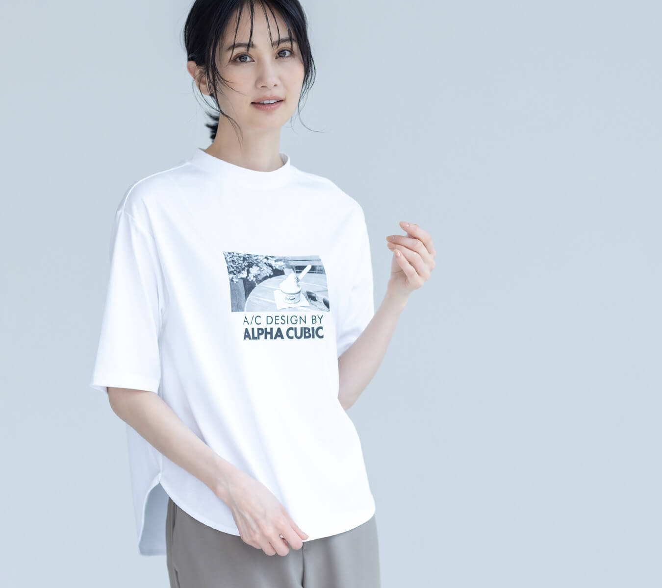 【アルコラージュ】モックネックフォトＴシャツ【接触冷感・UVカット】,【美モーション】トリニータストレッチワイドパンツ【接触冷感・UVカット】を着用した女性の画像02
