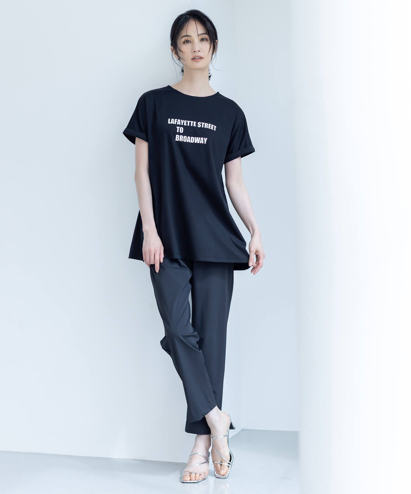 【アルコラージュ】ロゴチュニックＴシャツ【接触冷感・UVカット】,【美モーション】クールストレートパンツ【接触冷感・UVカット】を着用した女性の画像01