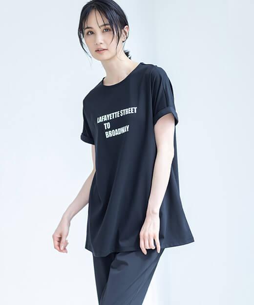 【アルコラージュ】ロゴチュニックＴシャツ【接触冷感・UVカット】を着用した女性の画像01