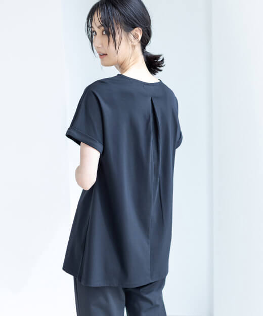 【アルコラージュ】ロゴチュニックＴシャツ【接触冷感・UVカット】を着用した女性の画像02
