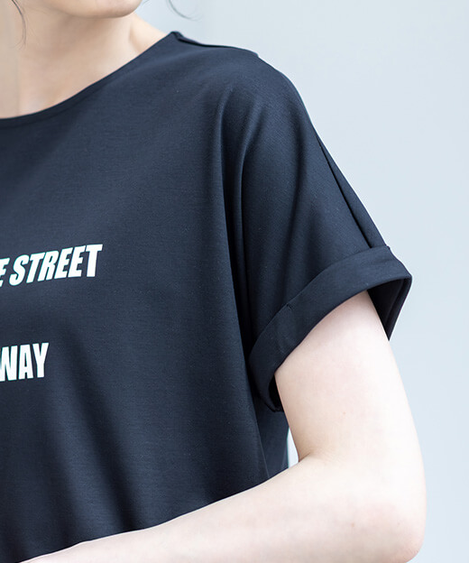【アルコラージュ】ロゴチュニックＴシャツ【接触冷感・UVカット】を着用した女性の画像03