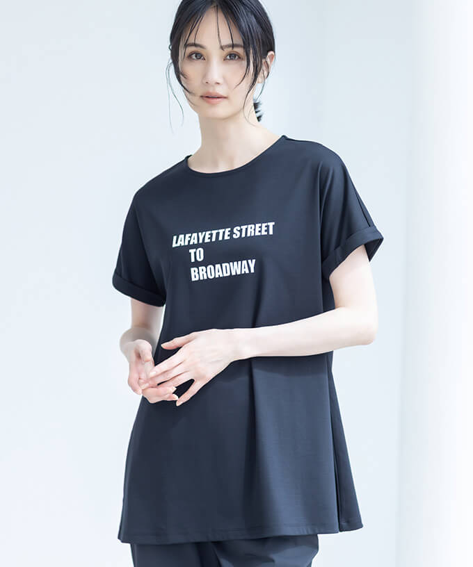 【アルコラージュ】ロゴチュニックＴシャツ【接触冷感・UVカット】,【美モーション】クールストレートパンツ【接触冷感・UVカット】を着用した女性の画像02