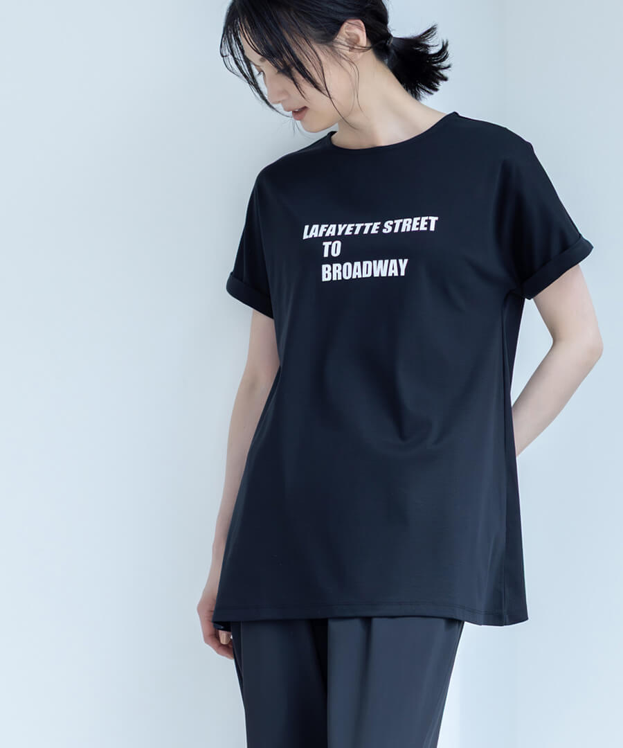 【アルコラージュ】ロゴチュニックＴシャツ【接触冷感・UVカット】,【美モーション】クールストレートパンツ【接触冷感・UVカット】を着用した女性の画像03