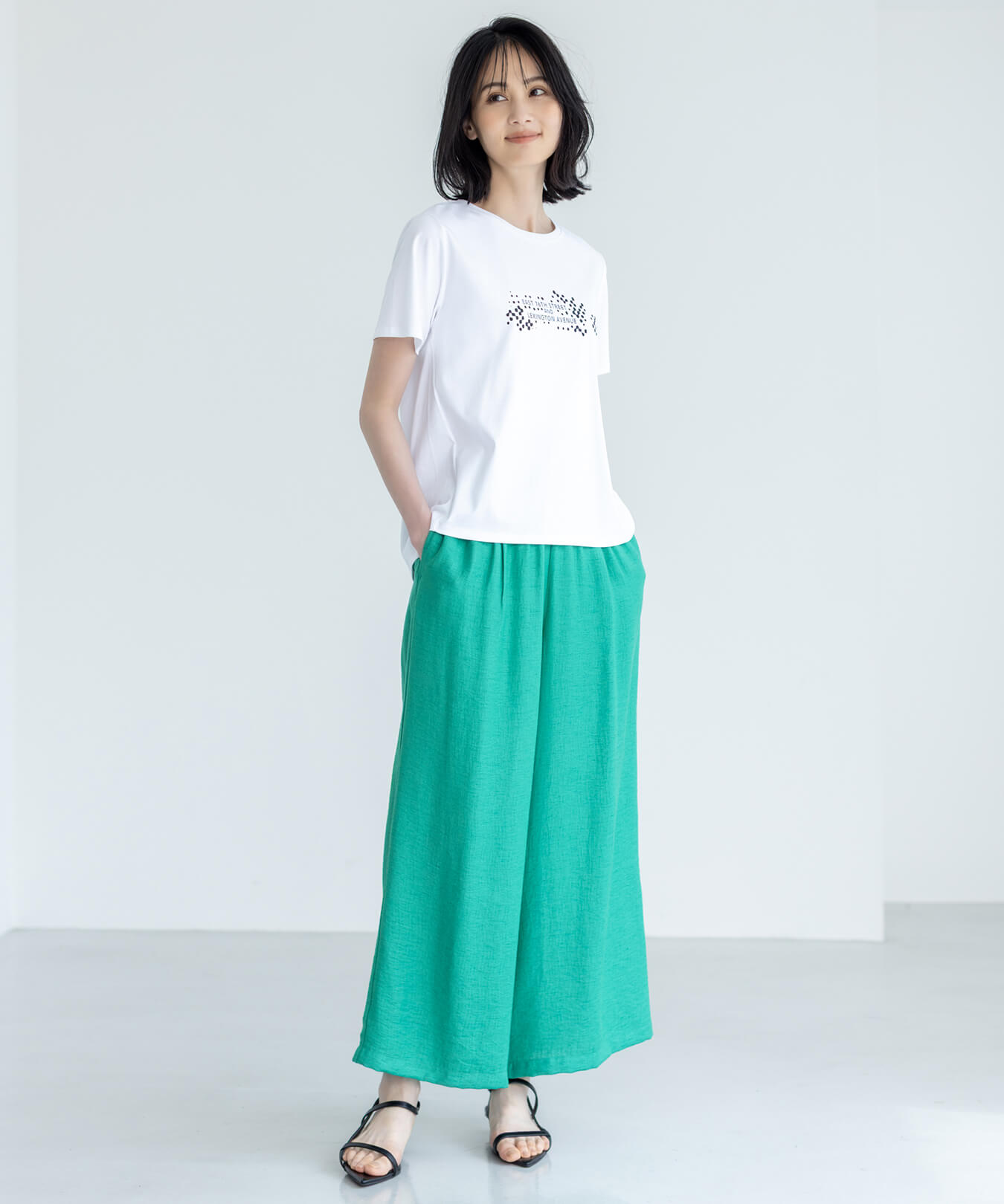 【アルコラージュ】ロゴプリントＴシャツ【接触冷感・UVカット】,リラックスワイドパンツ【接触冷感・ウエストゴム】を着用した女性の画像01