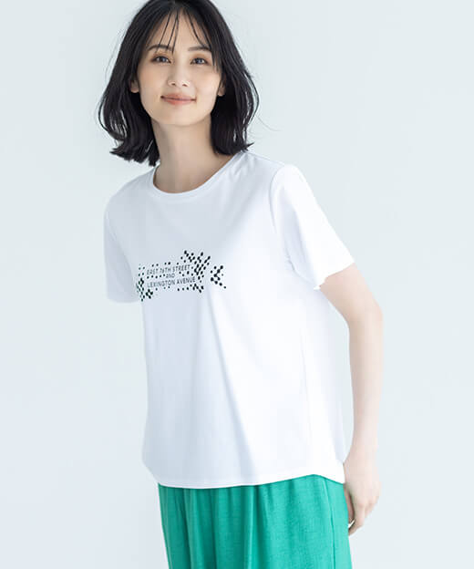 【アルコラージュ】ロゴプリントＴシャツ【接触冷感・UVカット】を着用した女性の画像01