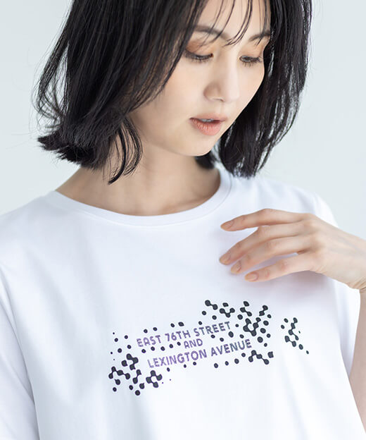 【アルコラージュ】ロゴプリントＴシャツ【接触冷感・UVカット】を着用した女性の画像02