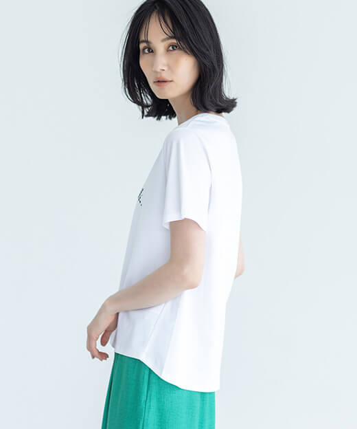 【アルコラージュ】ロゴプリントＴシャツ【接触冷感・UVカット】を着用した女性の画像03