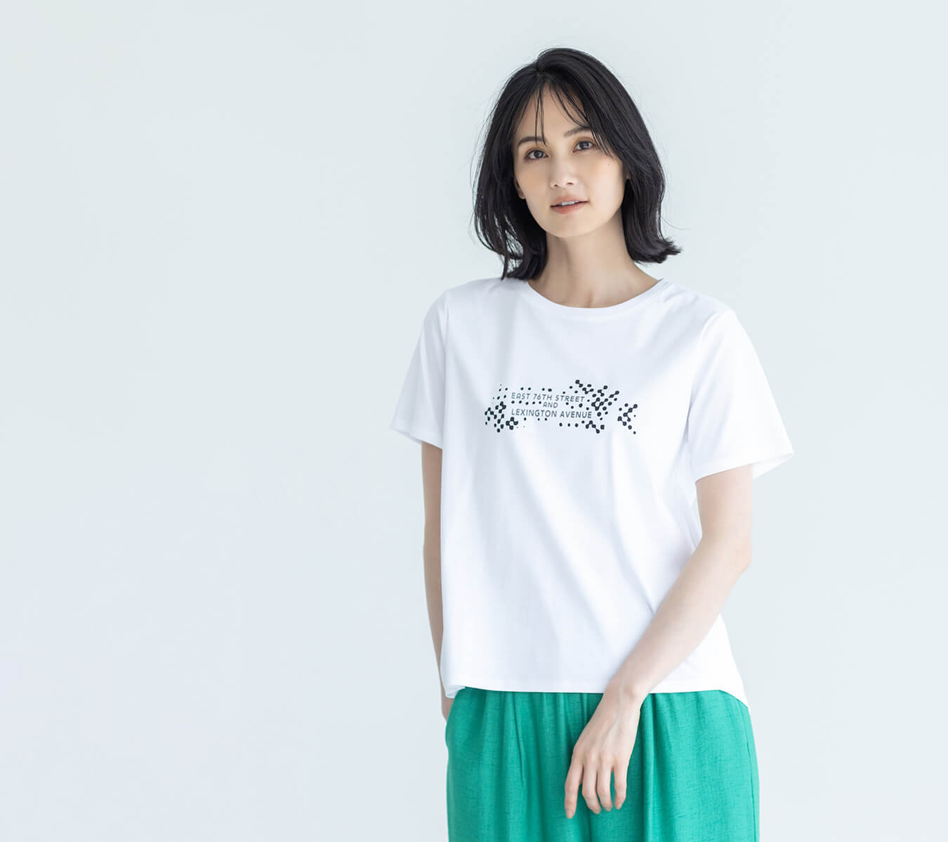 【アルコラージュ】ロゴプリントＴシャツ【接触冷感・UVカット】,リラックスワイドパンツ【接触冷感・ウエストゴム】を着用した女性の画像02