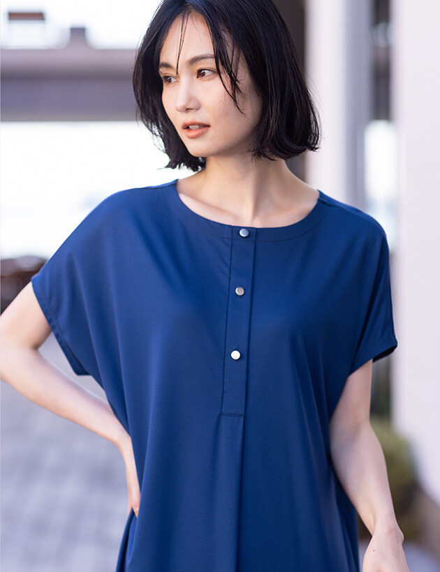 ヘンリーネック風カットワンピースを着用した女性2