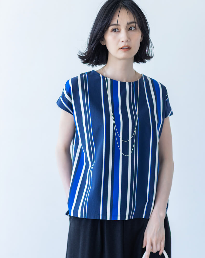 マルチボーダープルオーバーを着用した女性1