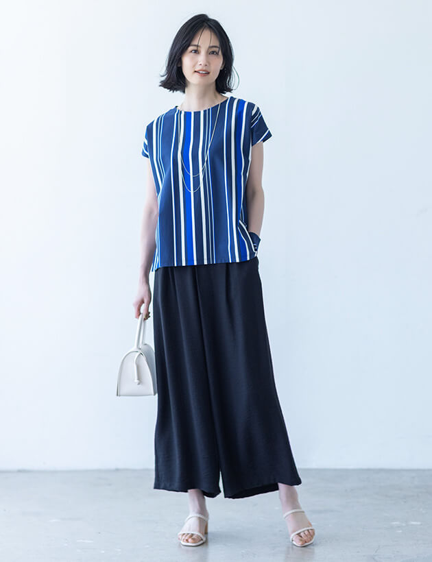 マルチボーダープルオーバーを着用した女性2