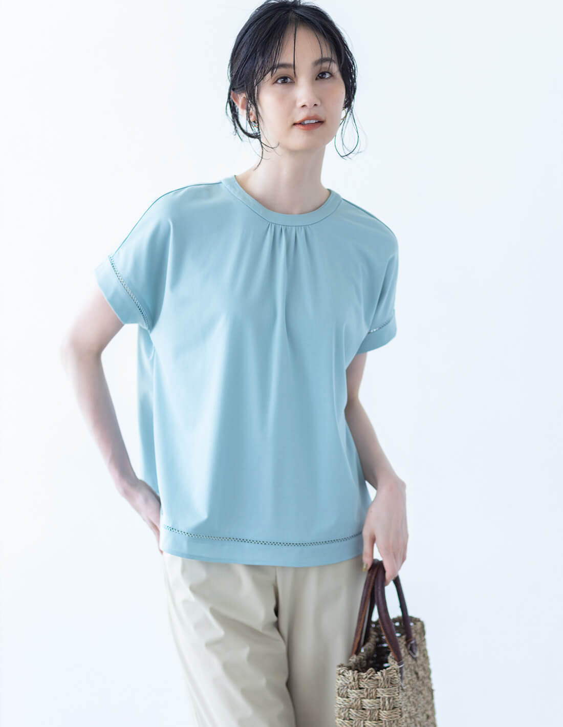 はしごレースプルオーバーを着用した女性1