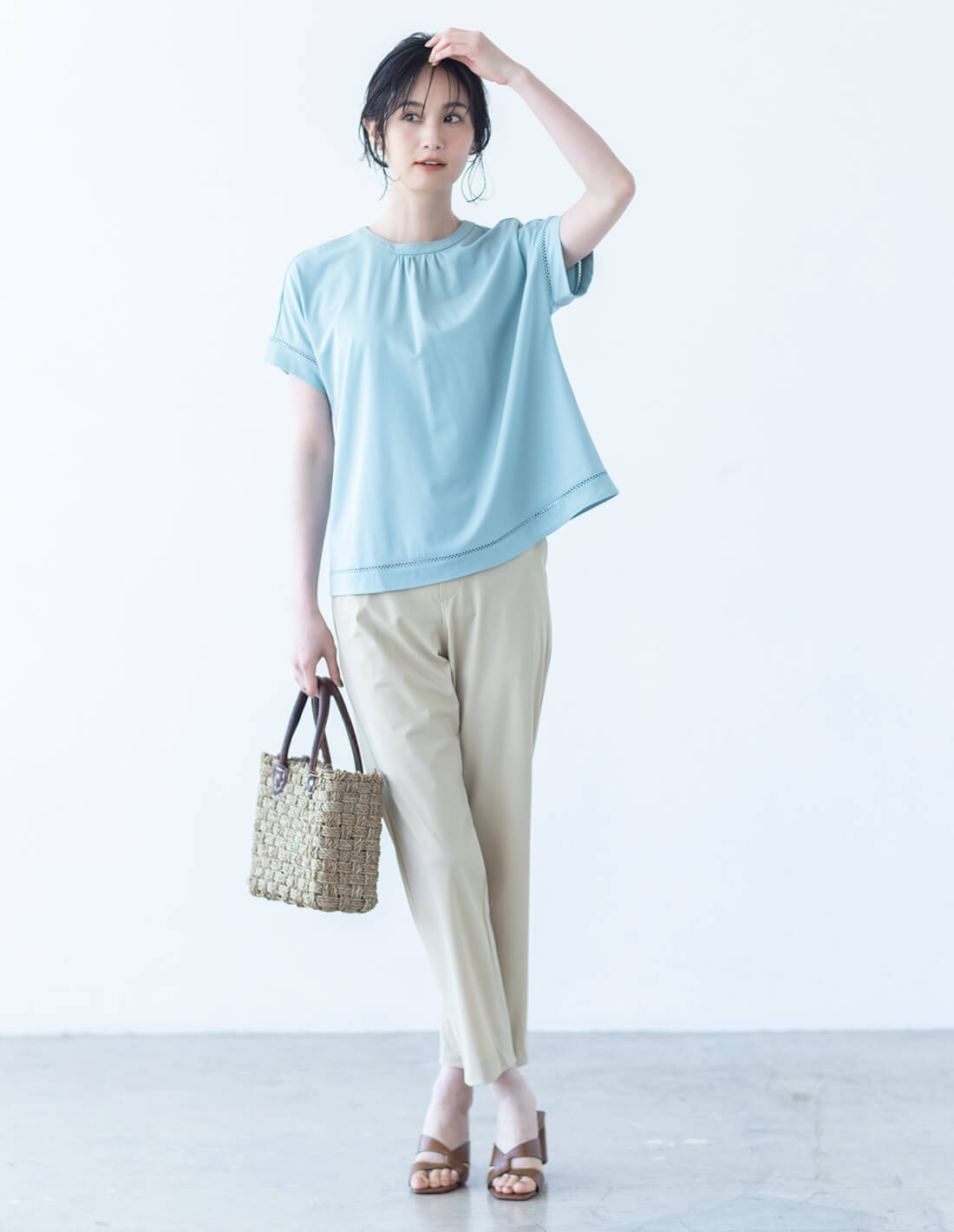 はしごレースプルオーバーを着用した女性2